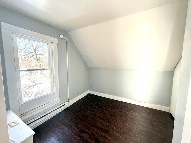 Building Photo - 909 Oak St