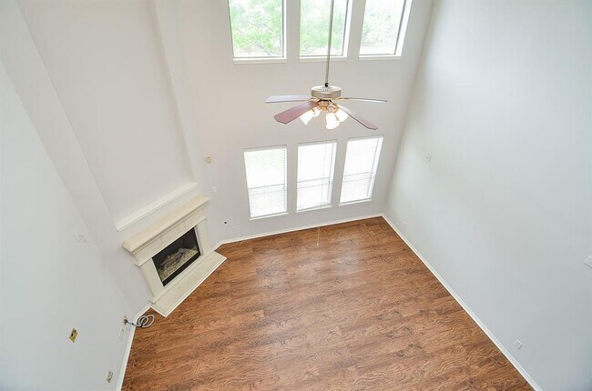 Building Photo - 3911 Fallsbrook Ct
