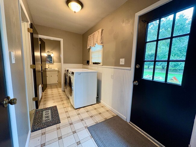 Building Photo - 4 Bedroom Single Family Home Available in ...