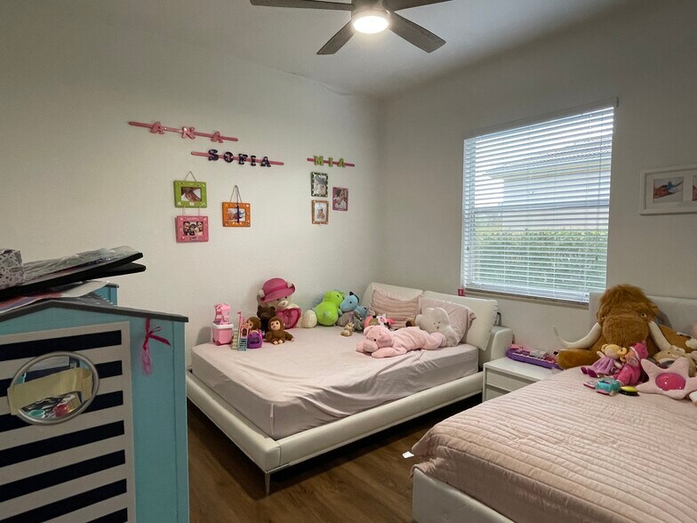 Room - 15001 SW 33rd St