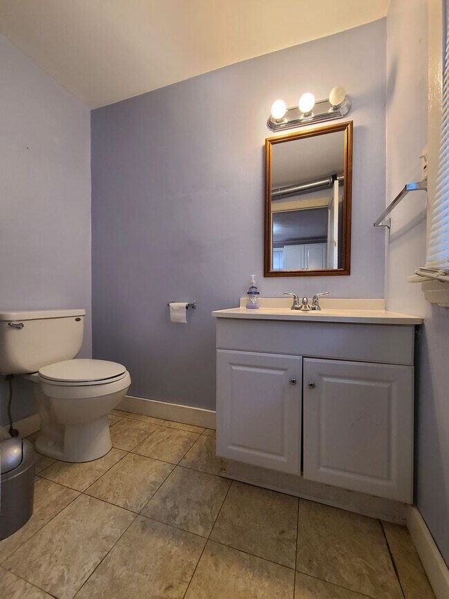 Building Photo - 3 Bedroom Single Family