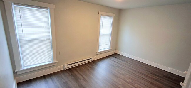 Building Photo - 2 Bedroom 1 Bathroom in Lancaster City!