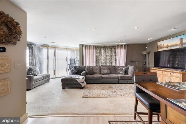Building Photo - 5213 Le Parc Dr
