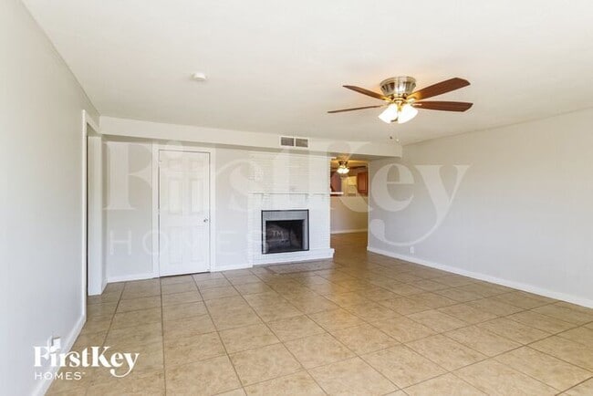 Building Photo - 2238 E Paradise Ln