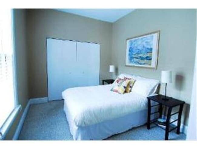 Building Photo - Available Aug 1st! Spacious top-floor 2bed...