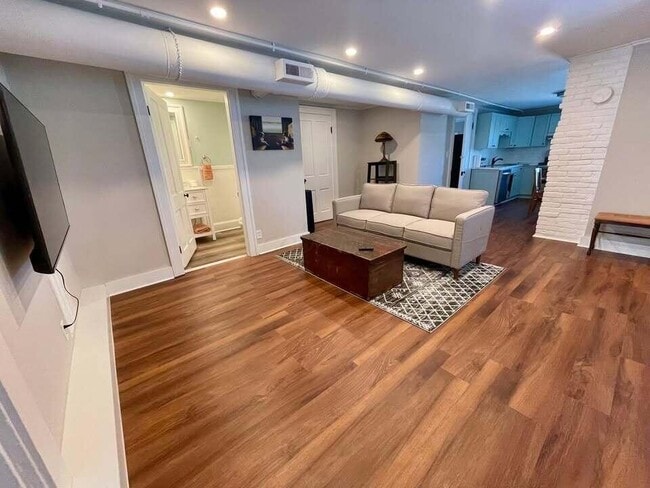 Building Photo - 160 1/2 W Mound St