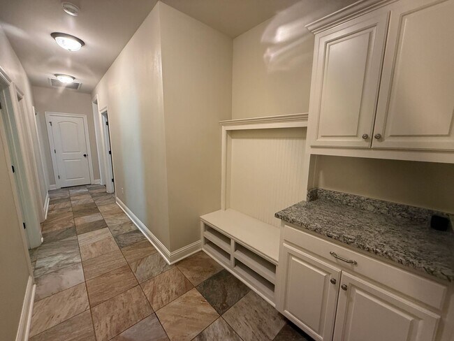 Building Photo - 908 Lakehaven Dr