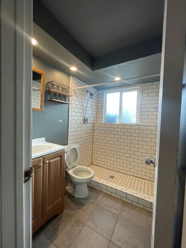 Building Photo - 4 bed 2 bath Home Perfectly Located