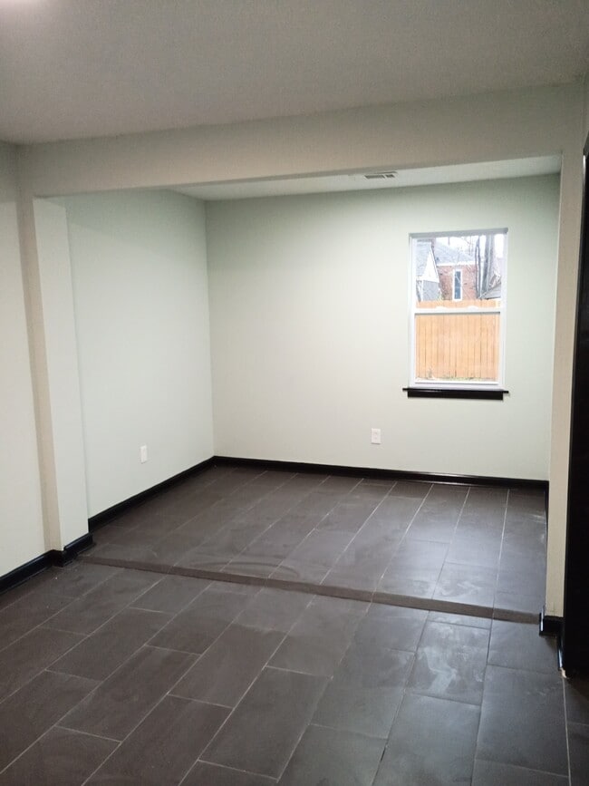 Building Photo - 2392 Zanone Ave