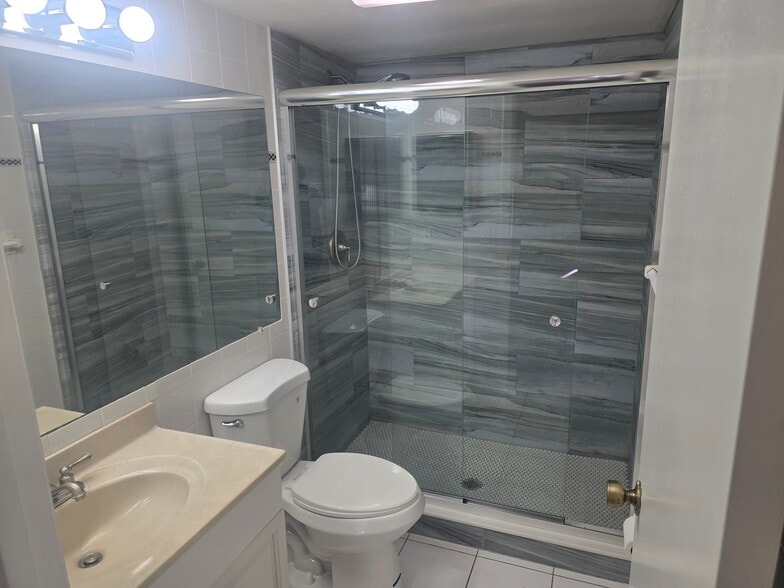 Ensuite Primary Bathroom - 1455 SW Silver Pine Way