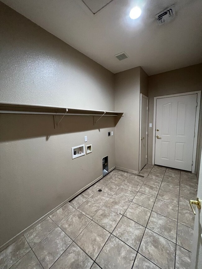 Building Photo - 3 BEDROOM HOME IN FALLS RANCH!