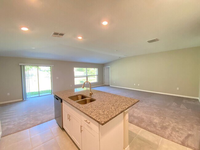 Building Photo - SW location 4/2/2 **WON'T LAST**