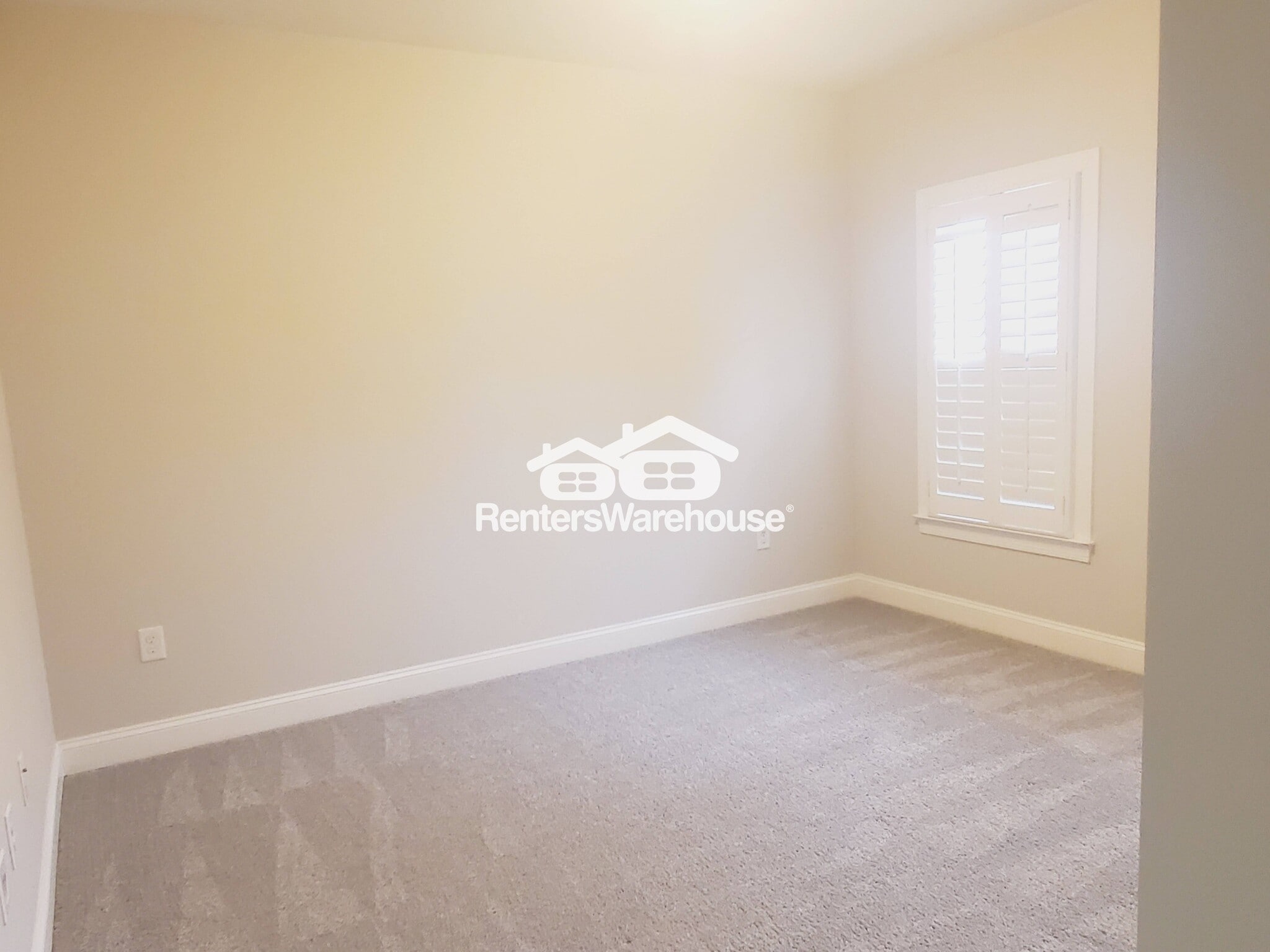 Building Photo - 922 Canterbury Ln NE