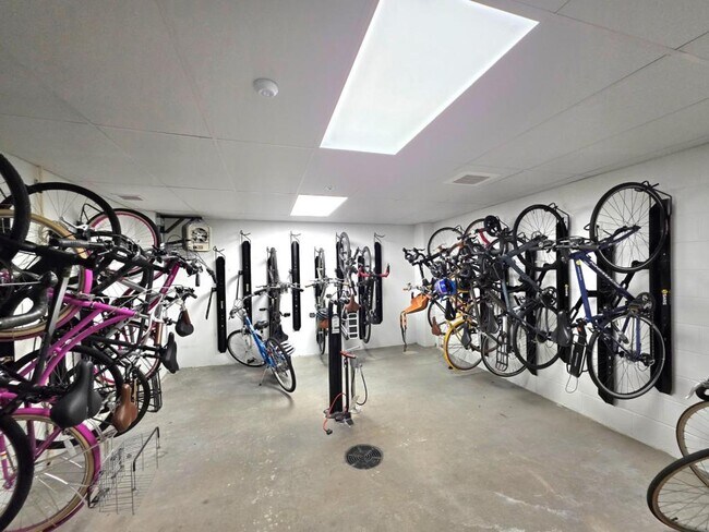 Building Photo - 737 Swann Ave