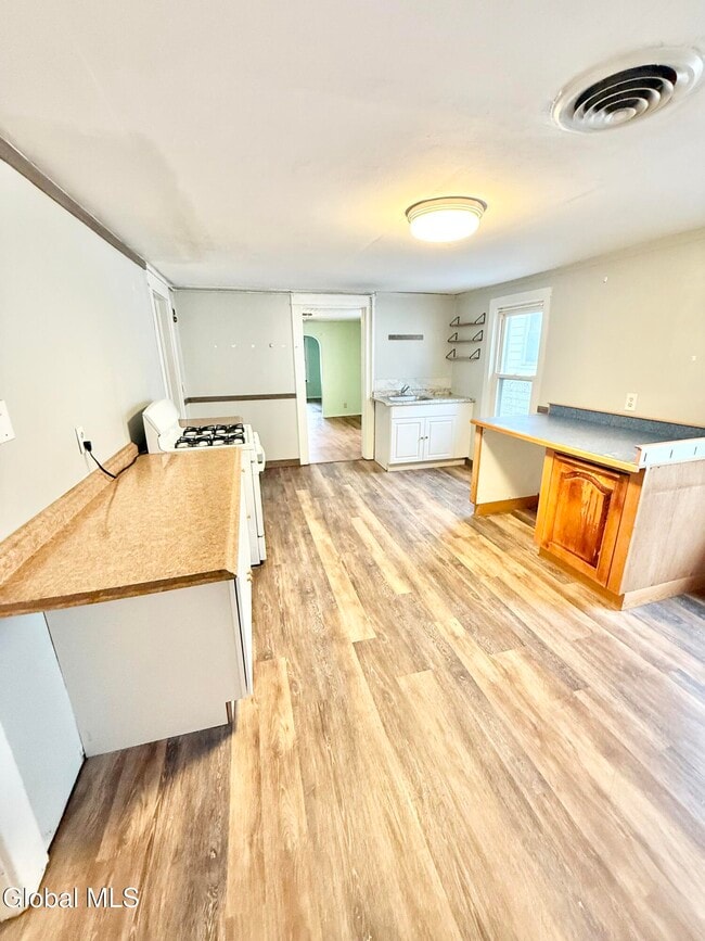 Building Photo - 1575 Carrie St