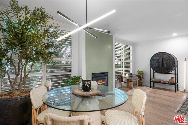 Building Photo - 927 Kings Rd