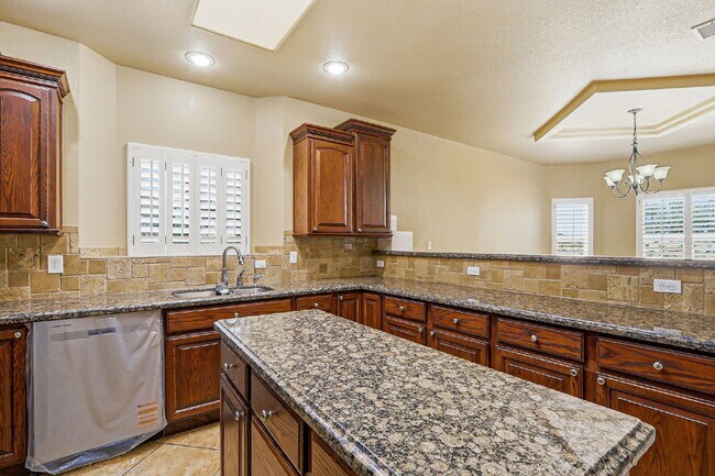 Building Photo - Corner 3 bedroom 3 bath home in Northwest El Paso