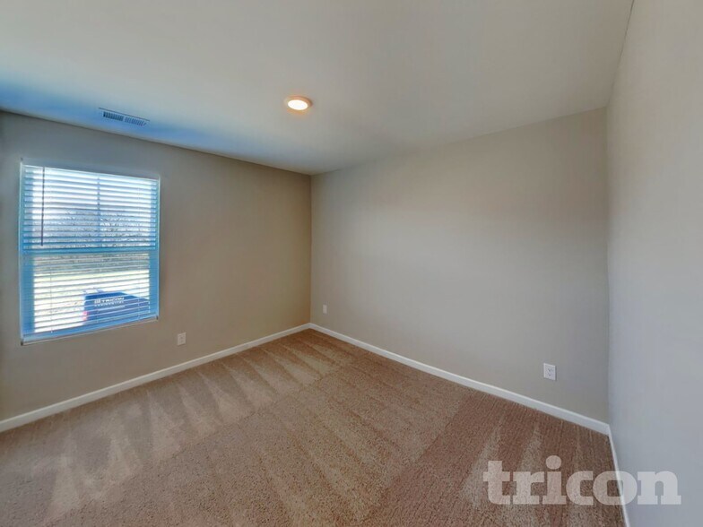 Building Photo - 251 W Millbrook Dr