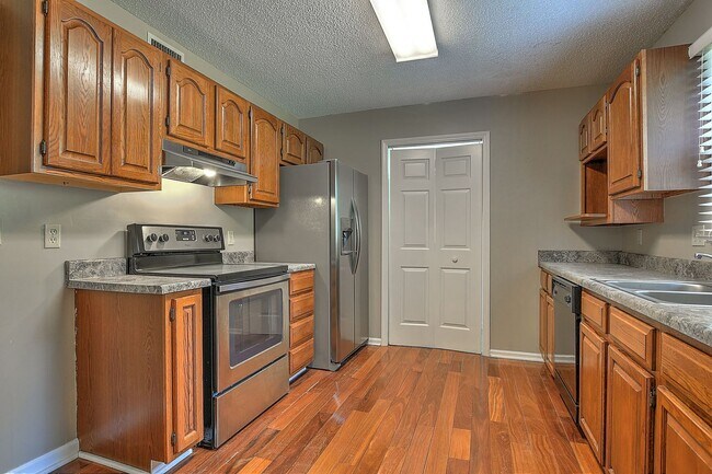 Building Photo - 206 Windridge Colony