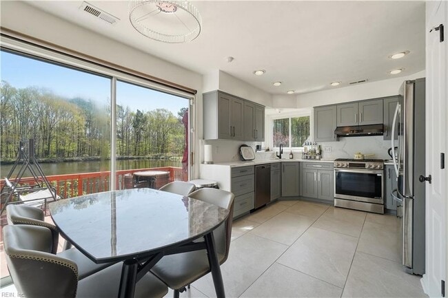 Building Photo - 1721 Chestwood Dr