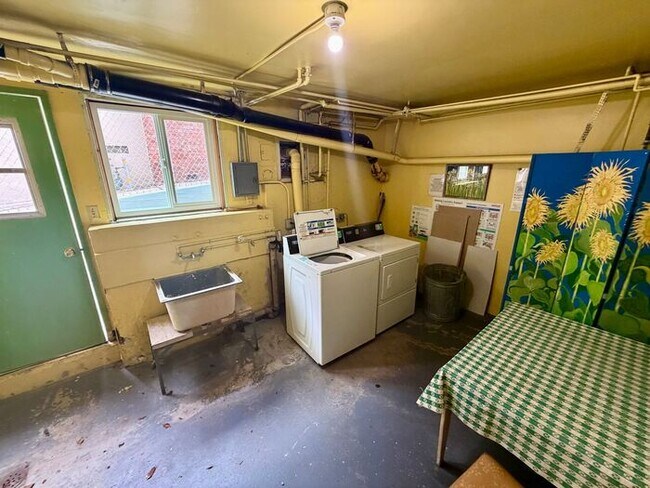 Building Photo - 2 bedroom 1 bath apartment in Downtown Monterey!