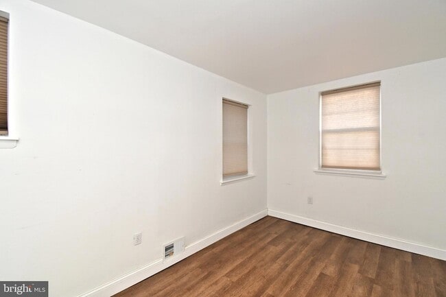 Building Photo - 1554 N Lawrence St
