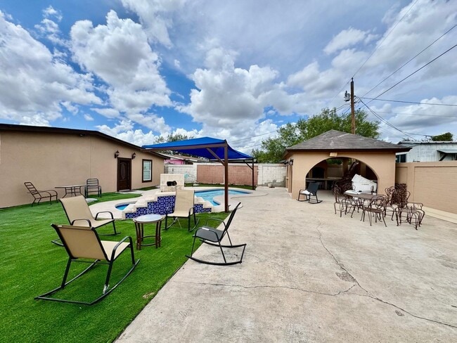 Building Photo - 111 Larga Vista Dr