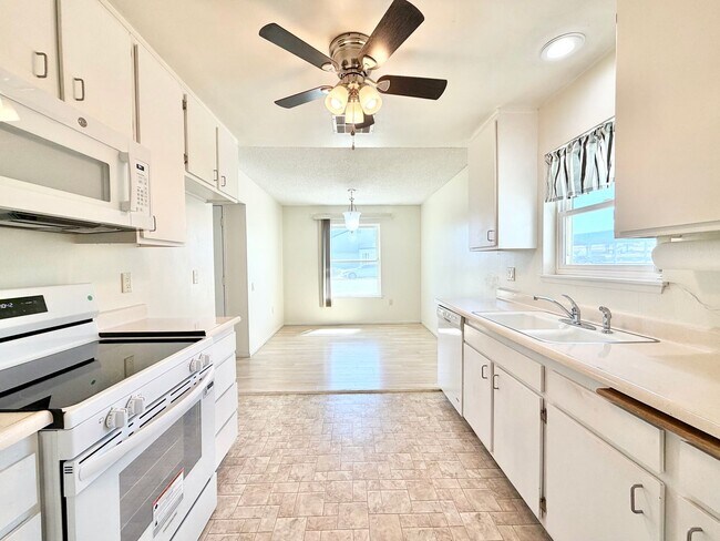 Building Photo - Charming Sun City 55+ Community 2 Bedroom Home with Bonus Sunroom Space