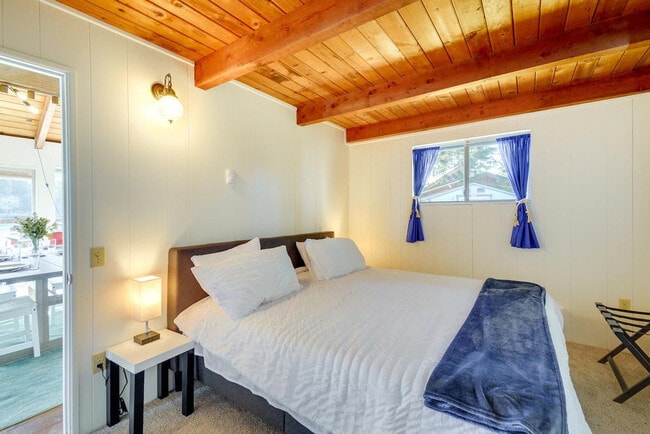 Building Photo - 50 E Treasure Island Dr