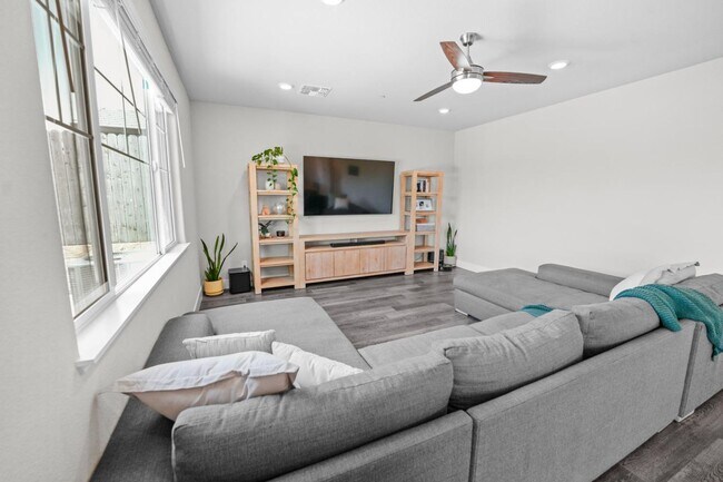 Building Photo - Bright Spacious 4BD/3BA Single-Family Home in Rocklin's Whitney Ranch!