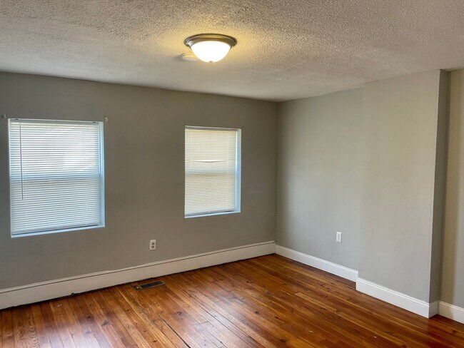 Building Photo - 117-119 Innis