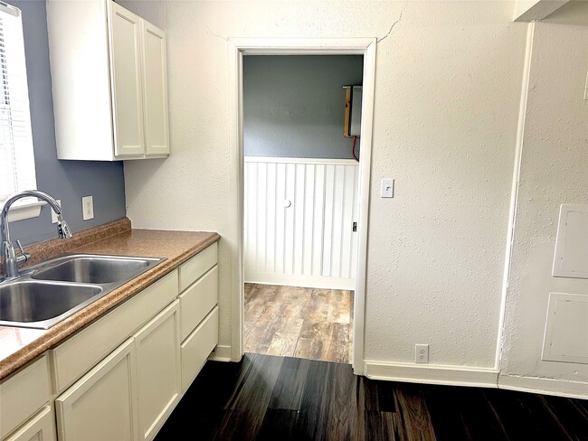 Building Photo - 1005 Avenue E 1/2