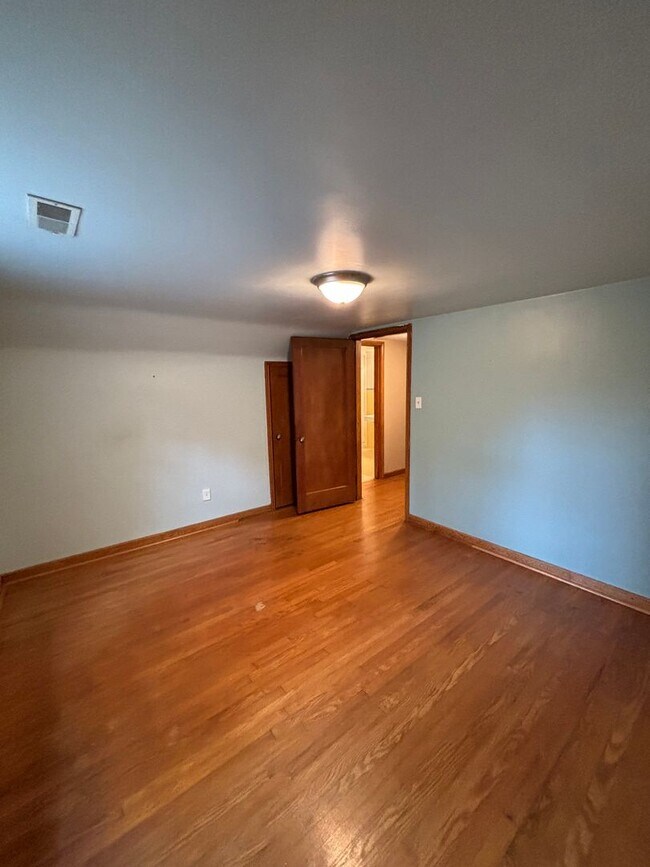 Building Photo - 619 White Oak Dr
