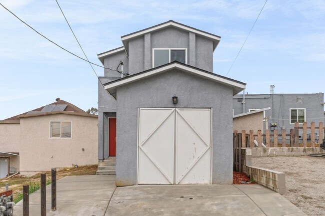 Building Photo - Stunning Remodeled 3-Bed, 3.5-Bath Home with Two Kitchens & Expansive Private Driveway in La Mesa!