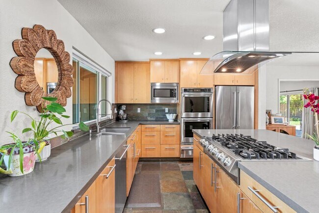 Building Photo - Stunning home located is sought after Northgate!