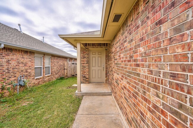 Building Photo - Charming 2-Story Duplex in Gated Community...