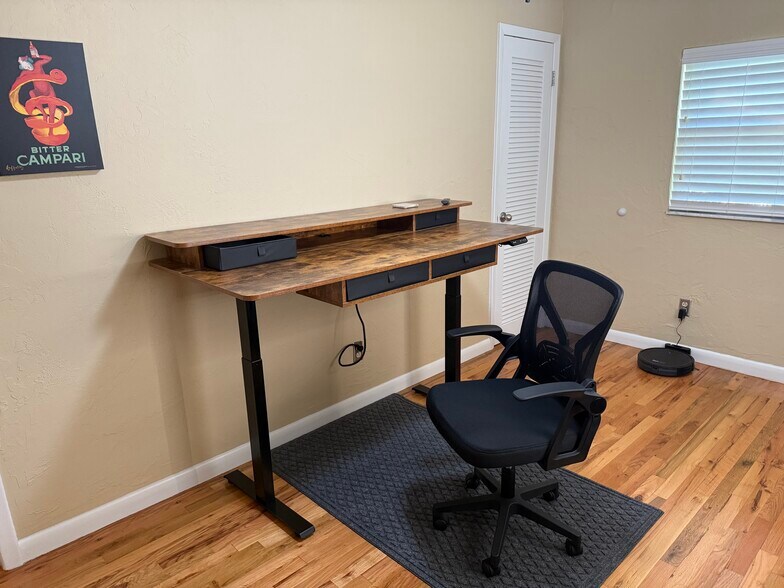 Adjustable standing desk - 4126 35th Ave N