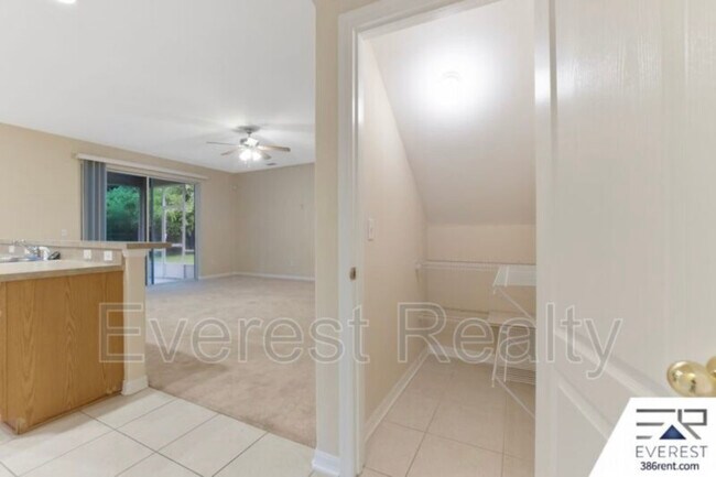 Building Photo - 14 Rymsen Ln