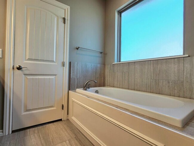 Building Photo - 2308 Paraiso Way