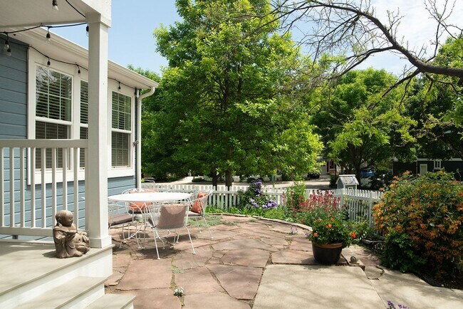 Building Photo - 2 BDR Gorgeous Updated Townhome with Huge Garden