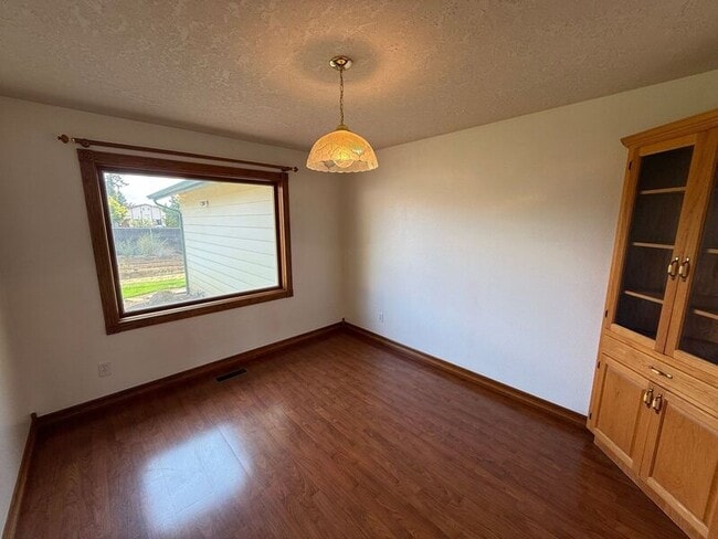 Building Photo - 460 SE Conifer Pl