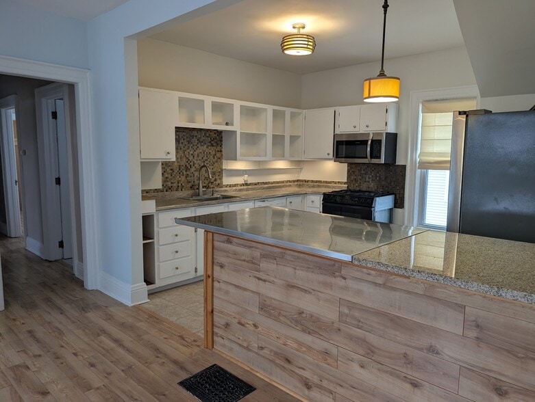 Building Photo - 5313 Broadway