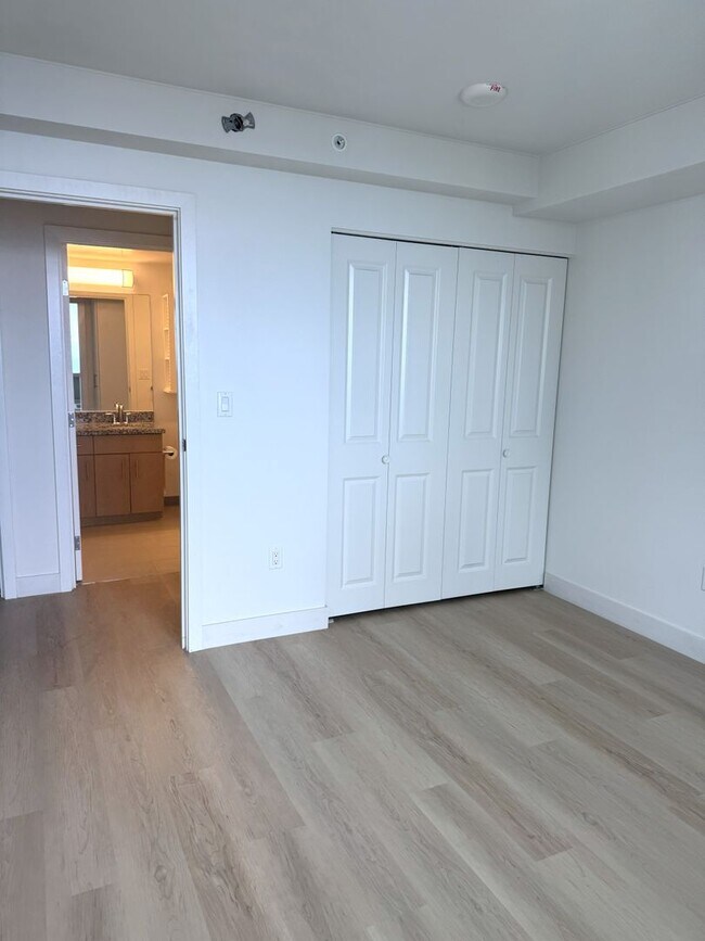 Building Photo - Ke Kilohana - Renovated High Floor 3 Bedroom 2 Bath 2 Parking in Ward Village