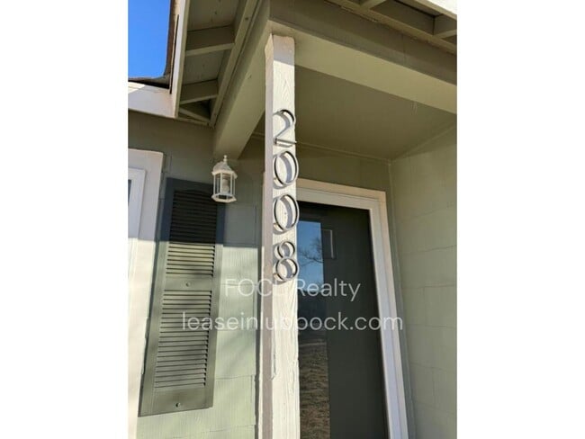 Building Photo - 2 bedroom, 1 bath - Large back yard