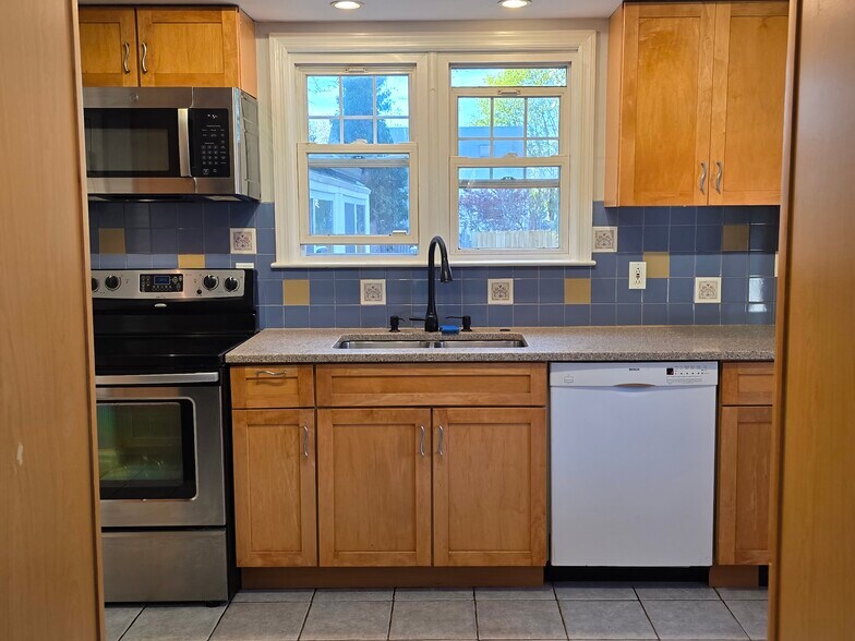 Building Photo - 13 Madison Pl