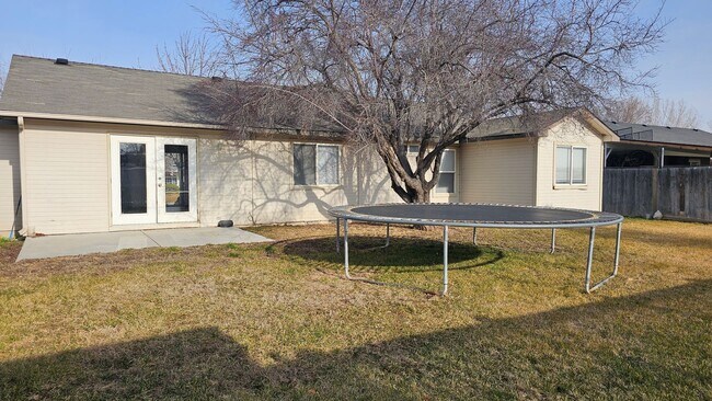 Building Photo - Rare Single-Level 3BR Home w/ Yard & 2-Car Garage