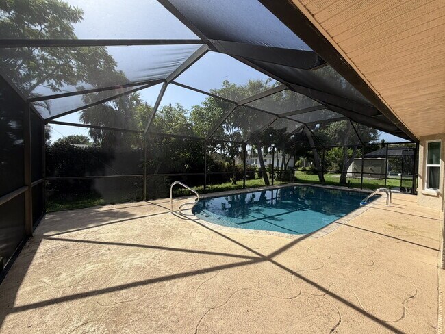 Building Photo - "Charming 3-Bedroom Retreat with 2 Full Baths on Aurora St NW!"