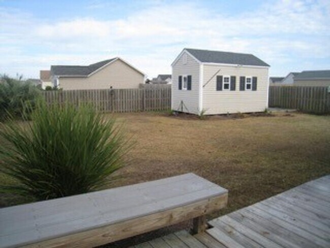 Building Photo - 3 Bedroom 2 Bath home with 2-car garage