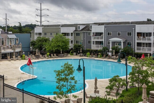 Building Photo - 4067 S Four Mile Run Dr