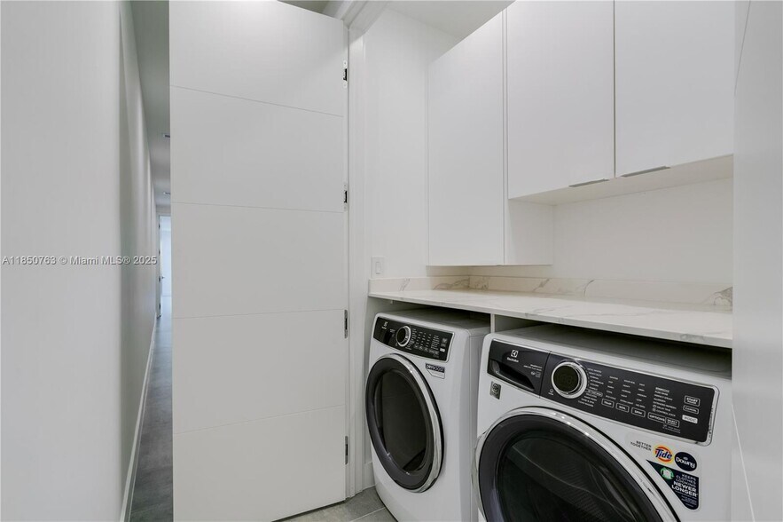 Building Photo - 2840 SW 32nd Ct